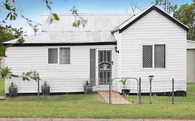 Quaint 2 Bedroom Fully Furnished Cottage
